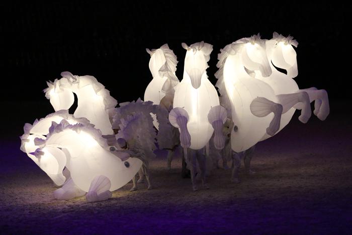 Spectacles de rue avec chevaux lumineux Spectacles de rue avec chevaux lumineux