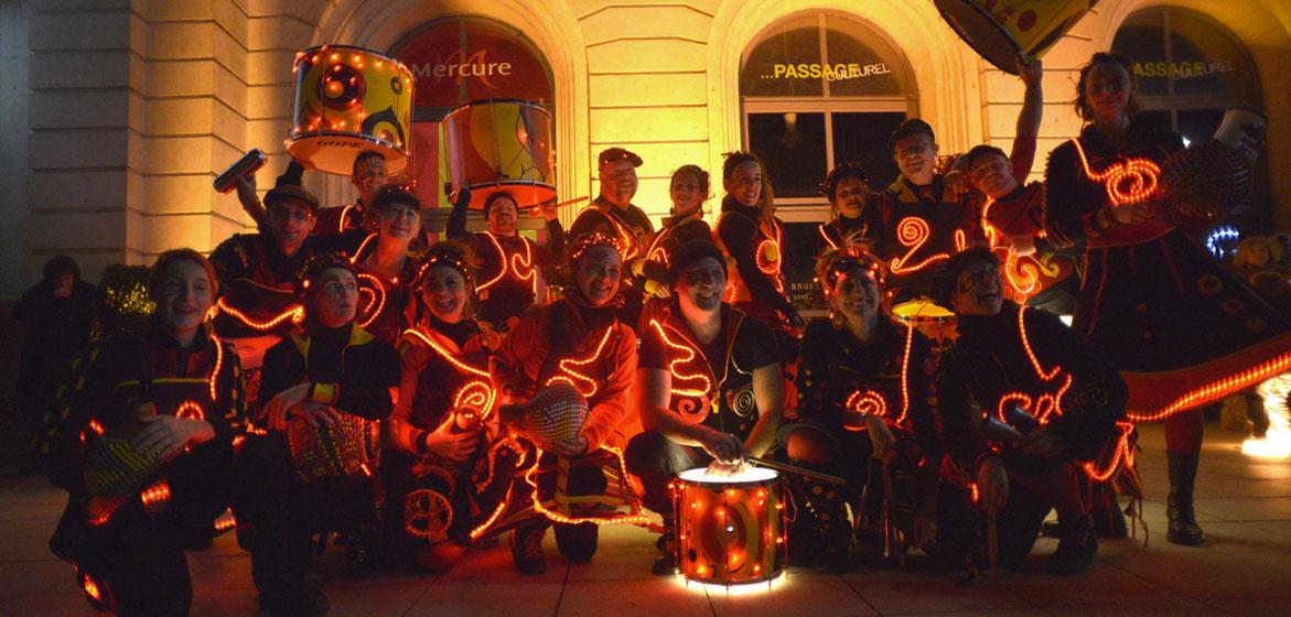 groupe de percussions brésiliennes avec lumières